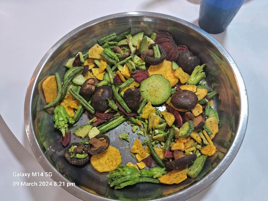 A bowl of vegetables on a table

Description automatically generated